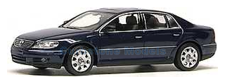 Modelauto 1:43 | Minichamps 400051000 | Volkswagen Pheaton Metallic Blue 2002