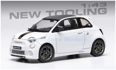 Modelauto 1:43 | IXO-Models MOC345.22 | Abarth Fiat 500e White 2024