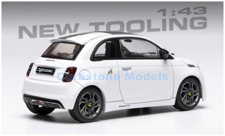 Modelauto 1:43 | IXO-Models MOC345.22 | Abarth Fiat 500e White 2024