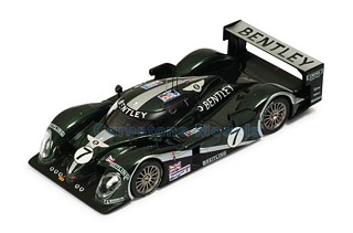 Modelauto 1:43 | IXO-Models LM2003 | Audi R8 2003 #7 - T.Kristensen - G.Smith - I.Capelli - R.Capello