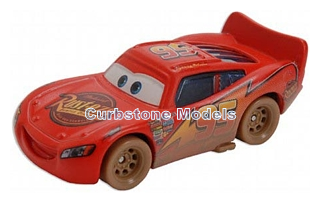 Modelauto 1:64 | Mattel L6265 | Disney Cars Dirt Track McQueen #95 - L.McQueen