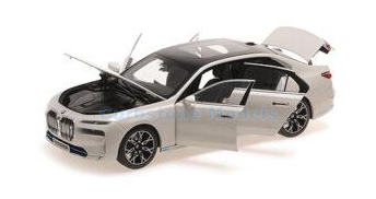 Modelauto 1:18 | Minichamps 110023200 | BMW i7 White Metallic 2022